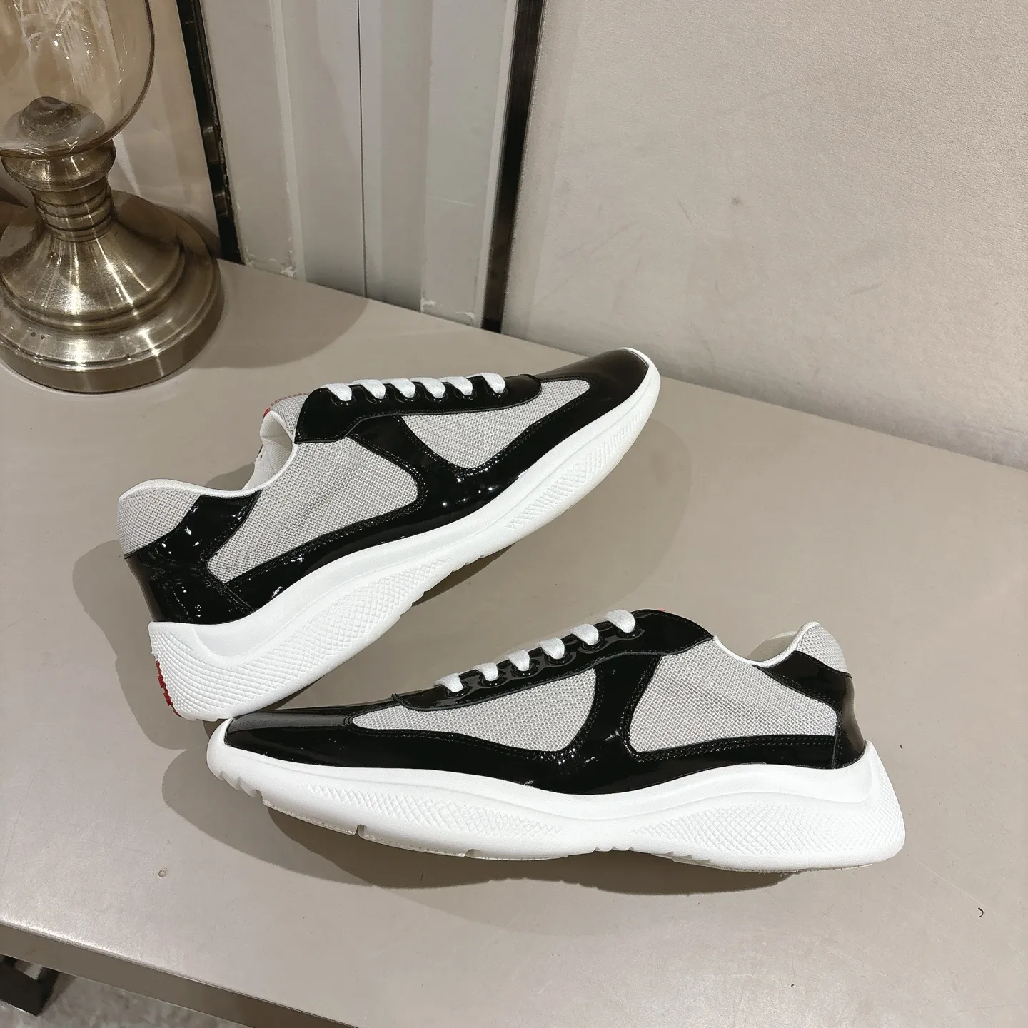 👟👟Ex-factory price 520👟👟 (Top version) Prada casual sports shoes, fashionable thick-soled casual loafers, unique taste, loved by everyone and easy to control, popular every year. There is also a versatile classic shoe last, which is enough to conquer you, wear it, increase the height and casualness, simple and handsome on the feet. The fabric is imported patent leather, the inner foot pad is soft and delicate, and the breathable mesh fabric is comfortable, ip Foam mold anti-slip lightweight outsole